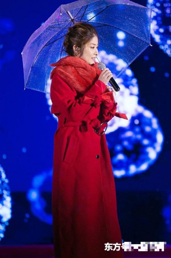 陈慧琳出席活动并雨中献唱，红色毛领大衣气场强大尽展女神魅力