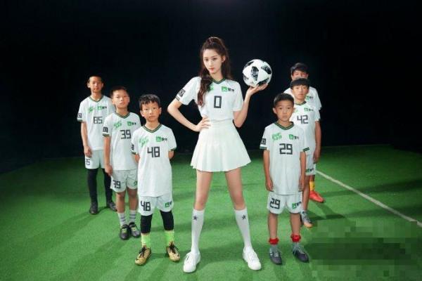 关晓彤亮相中国世界杯活动，又瘦了一圈的她快赶上热巴的好身材了