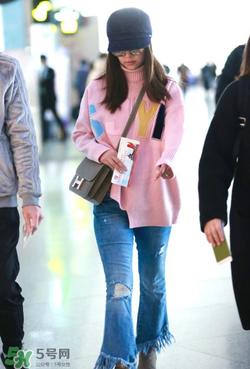 >林心如机场粉色毛衣是什么牌子？林心如同款毛衣是哪个品牌？