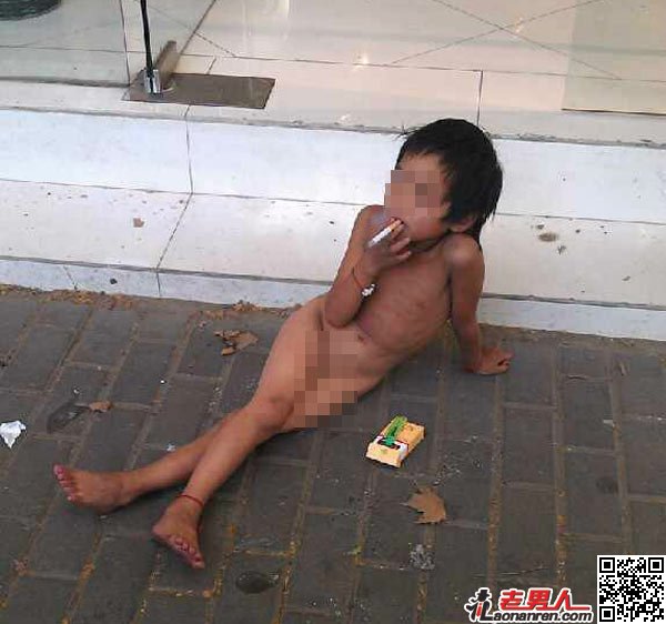 >南京6岁女童裸身乞讨抽烟照令人心酸【图】