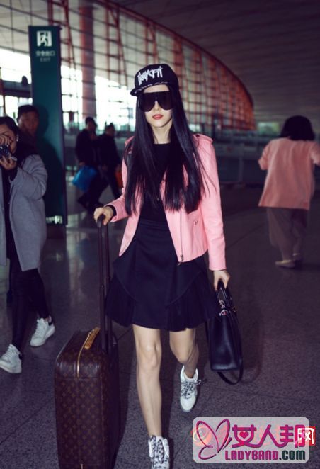 >范冰冰出征巴黎时装周 机场look:粉色皮夹克和黑纱超短裙 满屏大长腿就是会穿(图)