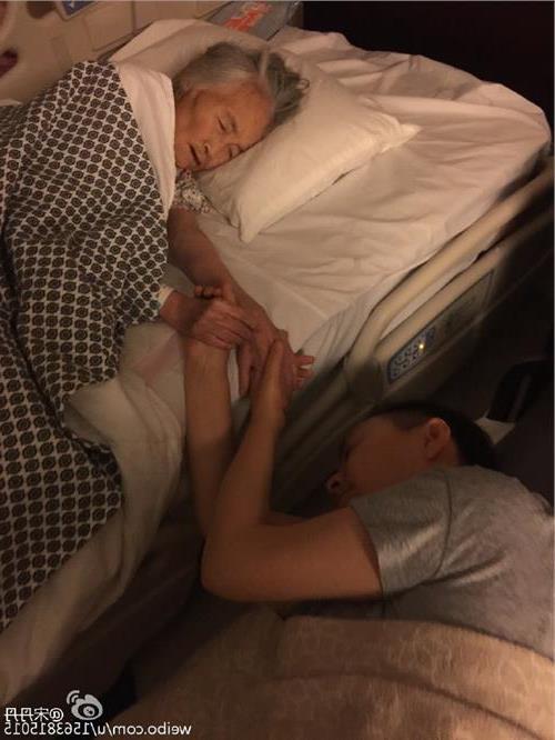 >宋丹丹母亲去世 宋丹丹双手紧握母亲躺在床前送老人家最后一程