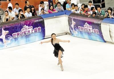 >中国首位世界花样滑冰单人滑冠军陈露珠海起舞
