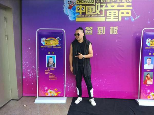 刘彪诗歌 音乐人“刘彪”担任歌唱比赛评委 献唱新歌《惬意孤单》