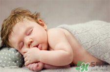 宝宝一天睡几个小时正常?宝宝一天睡很少怎么回事?