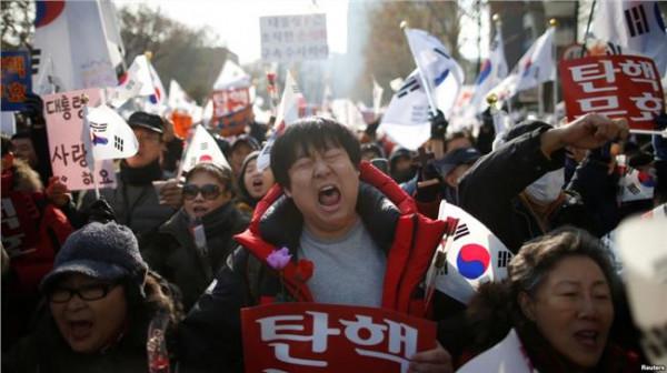 >倒朴民众欢呼:朴槿惠被罢免是烛光民意取胜