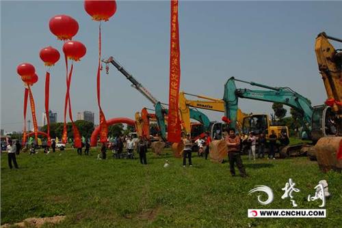 荆州关公文化园奠基仪式于23日在屈原广场隆重举行