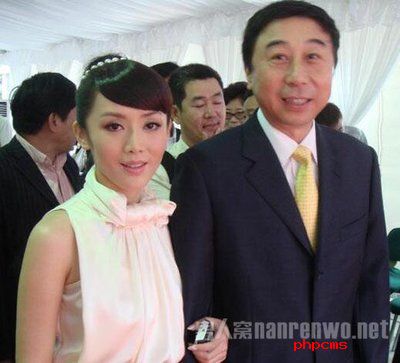 冯巩老婆艾慧出轨 冯巩老婆艾慧美艳近照曝光 冯巩老婆孩子照片资料