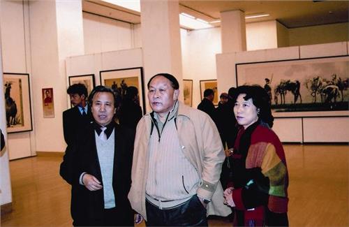 总参谋长陈炳德来洛视察期间赏沈杰松画展(图)