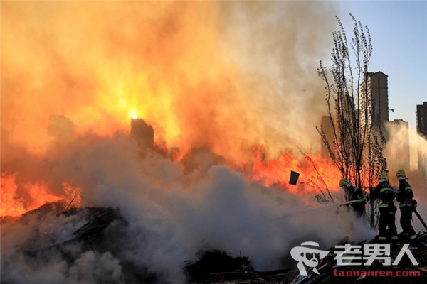 银川木材场大火 火灾尚未造成人员伤亡