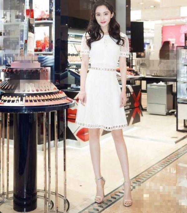 >好久不见杨幂，穿着白裙子现身的她好美！