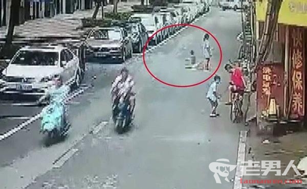 4岁男童街头玩扭扭车遭碾死 事发前母亲还在道路中央喂饭