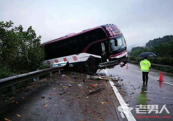 广西大巴高速翻车 因撞上护栏致1死14伤