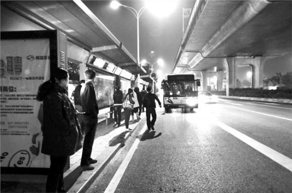 都市夜归人许美静 武汉通宵公交挤满“都市夜归人”:特有安全感