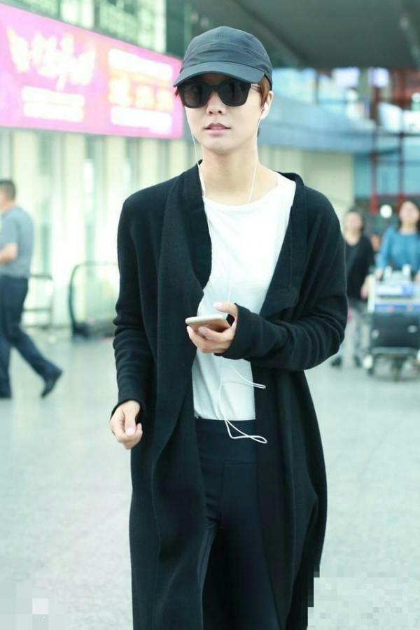 >王珞丹黑色长针织衫很帅，可白百何的穿搭才是正确的北京过冬模式