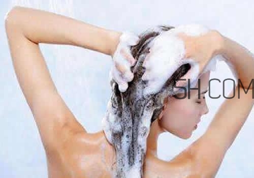 >每天用洗发水洗头好吗 洗发水洗头有害处吗