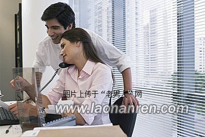 >如今职场流行谈“大办公室恋爱”【组图】