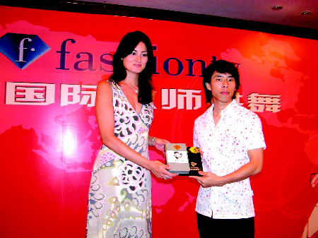 杨紫明是石狮哪的人 香港服装设计师杨紫明是石狮人