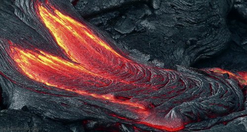 夏威夷火山惊人一幕 画面十分惊险震撼