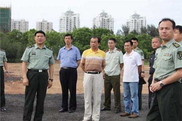 谭本宏回湖南 海南省军区司令员谭本宏一行来到湖南参观学习