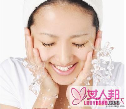 >用热水洗脸的好处 深层清洁丰润肌肤