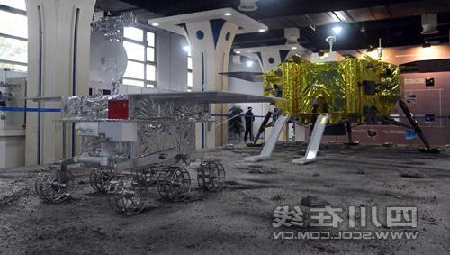 赵文波中国探月 中国探月工程展在成都举行 市民可以亲手操作月球车
