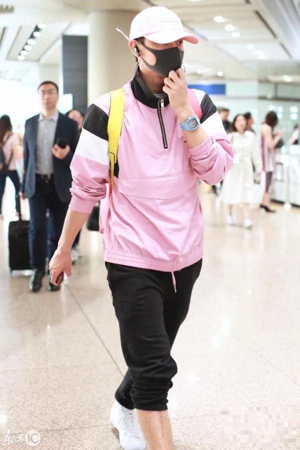 黄子韬低调现身北京机场 网友：喜欢你粉色系衣服！