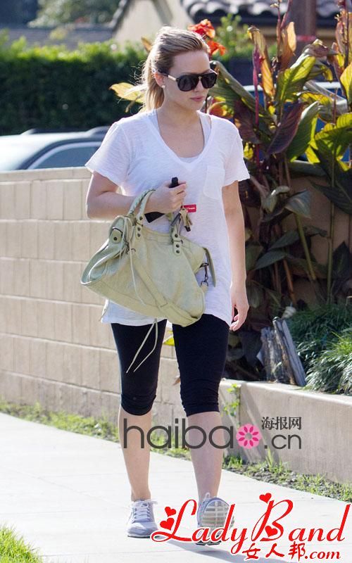 >希拉里·达芙(Hilary Duff) 1月11日街拍，背巴黎世家 (Balenciaga) City手袋