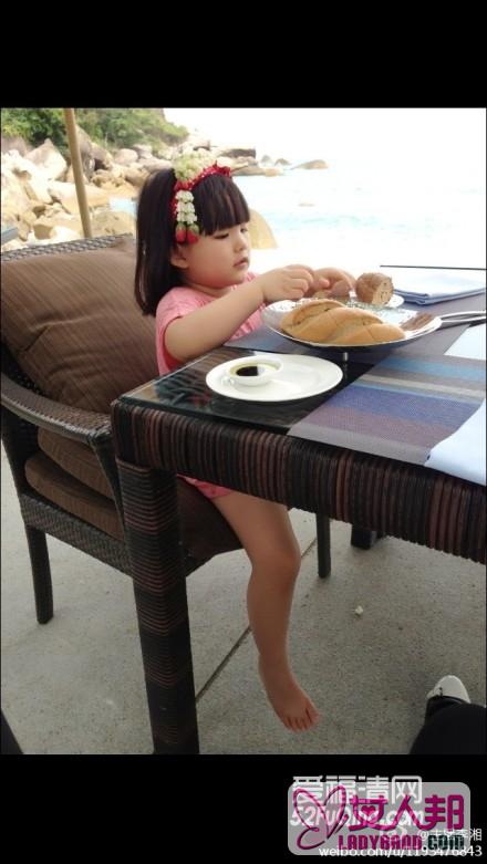 王诗龄海滩吃面包可爱照曝光 李湘称“小吃货”