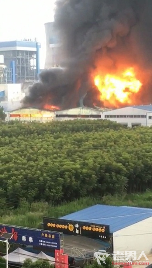 西安泡沫厂突发火灾 现场黑烟滚滚并伴有爆炸声