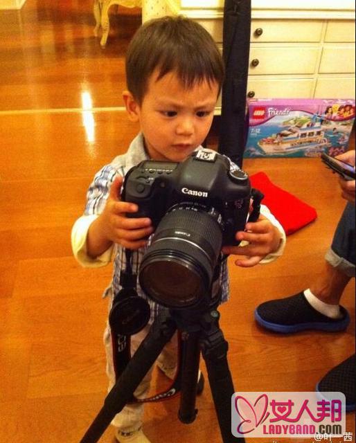 田亮儿子小小年纪就爱上了摄影 姿势很专业