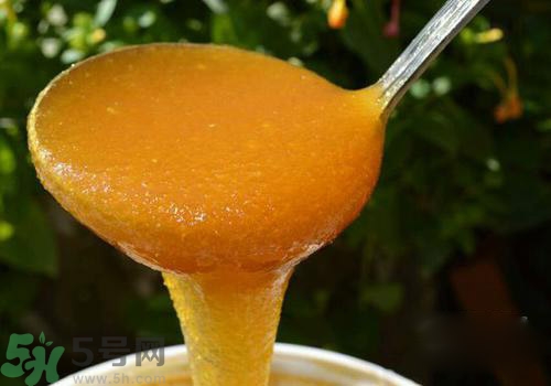 蜂蜜放在冰箱里结白晶是怎么回事？蜂蜜放在冰箱里结白晶可以吃吗？
