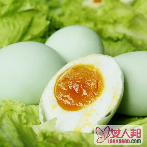 >咸鸭蛋的功效与作用及食用方法_咸鸭蛋的营养价值