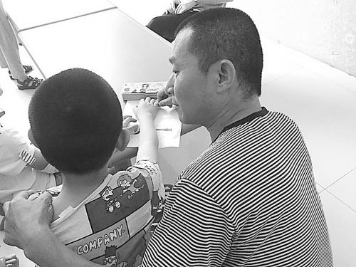 汤炳权的儿子 抚育自闭症儿子的辛酸经历:“没有学校肯收我的孩子”