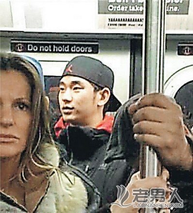>金秀贤美国度假被偷拍 戴棒球帽搭纽约地铁
