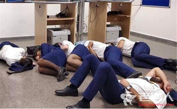 3名空姐集体睡地板拍照 6人因破坏公司形象被开除　