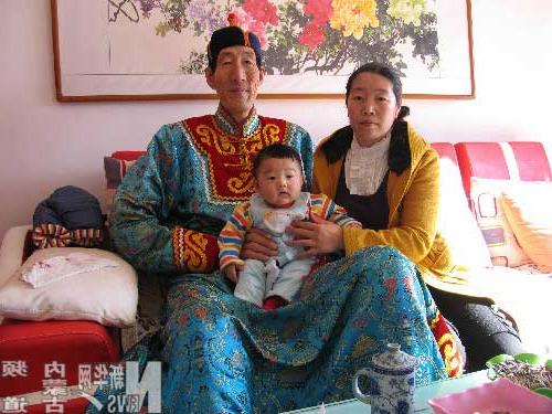 >中国第一高人鲍喜顺 “世界第一高人”鲍喜顺的低碳春节