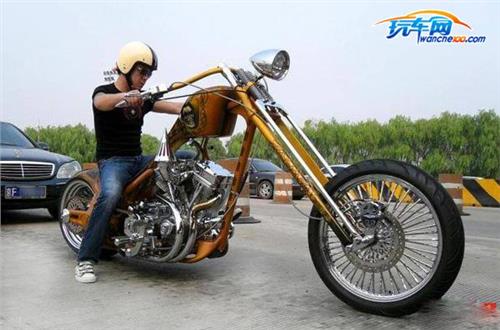 >杨坤的摩托车 杨坤的哈雷摩托车报价 杨坤哈雷摩托车多少钱