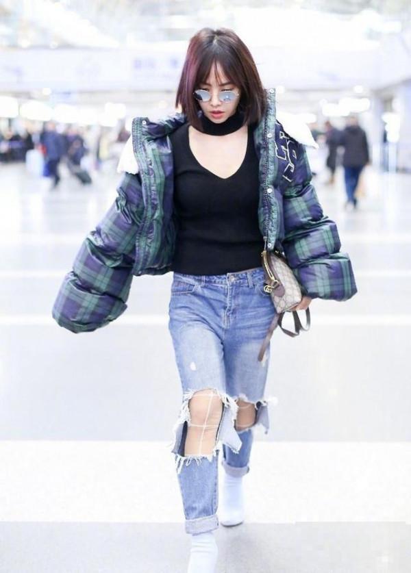 >蔡依林现身北京机场，羽绒服加大洞牛仔裤，这打扮也太潮了