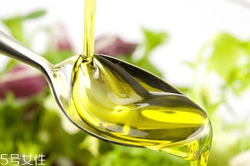 >茶油和橄榄油哪个好 茶油功效好过橄榄油