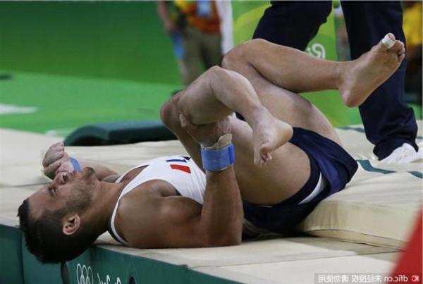 >里约奥运会:慎入!法国体操运动员落地失误 再现登巴巴式骨折