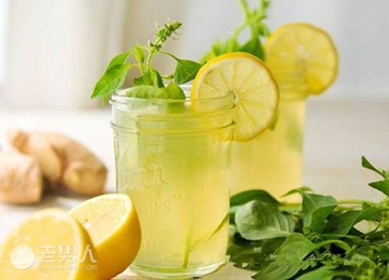 >柠檬片泡水的功效与作用 教你怎么用柠檬干泡水