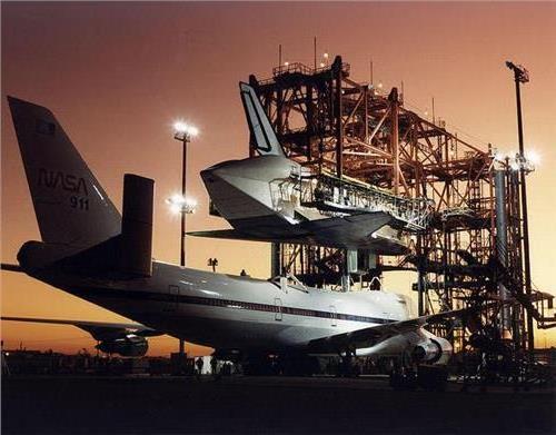 >揭秘美国超级运输机:背航天飞机载重达百吨