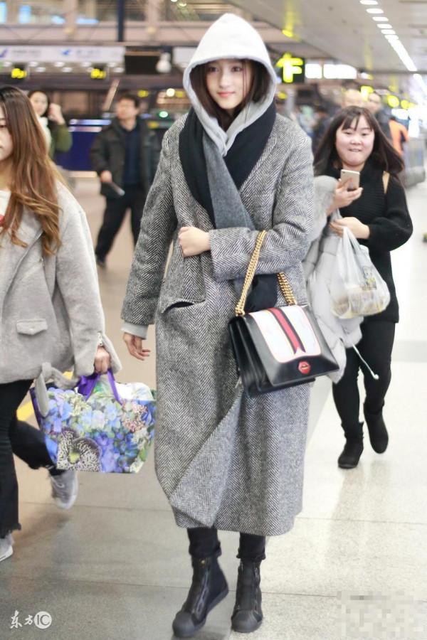 关晓彤身穿花灰色大衣亮相机场，网友：又美回来了！