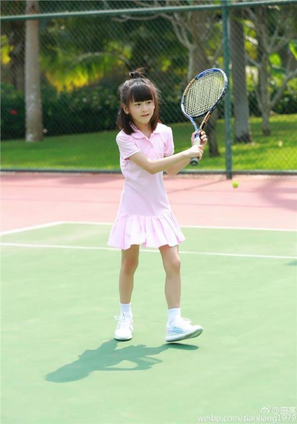 >森碟打网球 《爸爸4》田亮家教获赞 有意培养森碟进军职业网球界