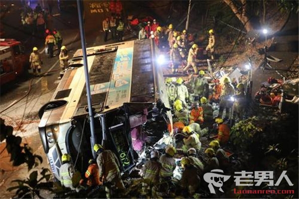 >香港巴士侧翻致19人死亡 13日降半旗为遇难者致哀