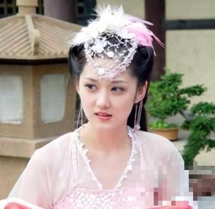 张娜拉与赵丽颖同穿白色长裙，网友：她输在了“油光满面”上！