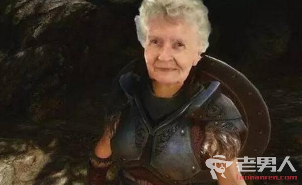 81岁老奶奶当游戏主播 和孙子组团开黑很酷炫