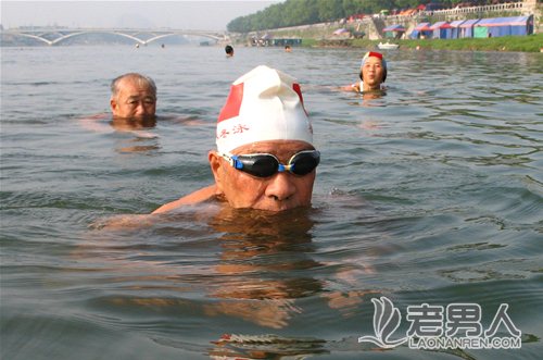 >游泳锻炼可降低老人摔倒风险