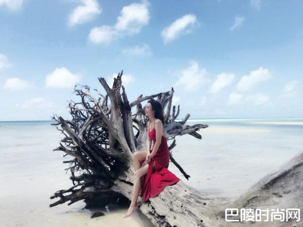 秦岚海滩写真大片曝光 红色吊带长裙好诱惑